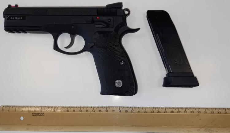 Muž chodil se zbraní v ruce po vesnici. Nadýchal tři promile