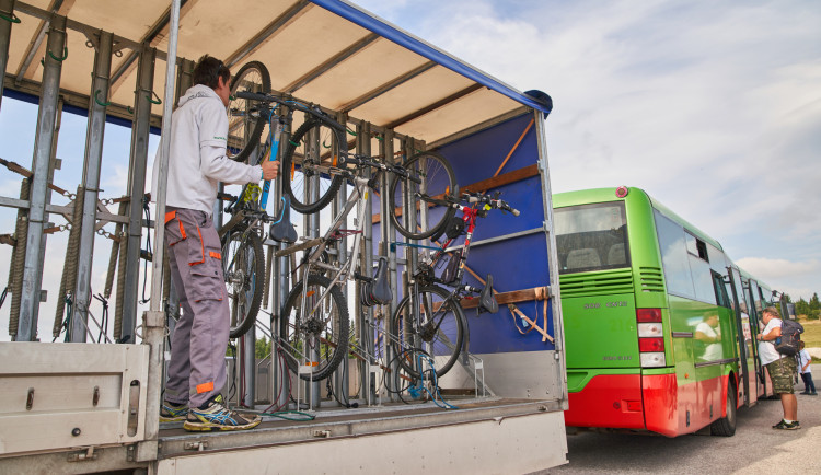 Krkonošské cyklobusy vyjely na své trasy. Fungují už 20 let