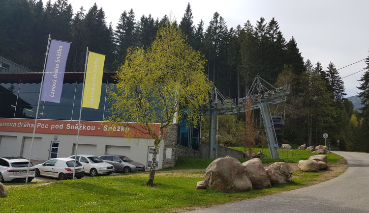 V Krkonoších zatím denně jezdí lanovky na Sněžku, Černou a Čertovu horu