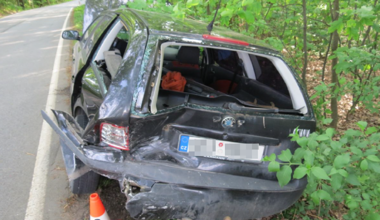 Senior nedobrzdil a narazil do auta před ním. Jeho řidič zrovna zastavoval stopaři