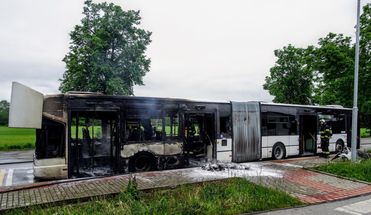 V Českých Budějovicích hořel autobus, cestující utekli před příjezdem hasičů