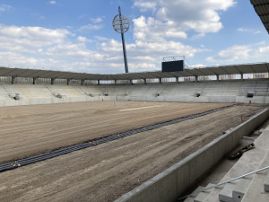 Fotbalový stadion v Hradci Králové se slavnostně otevře 3. září. Kolaudací by měl projít už příští měsíc