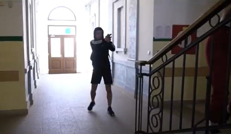 Jak správně reagovat při ozbrojeném útoku ve škole? To si vyzkoušely děti z Úpice