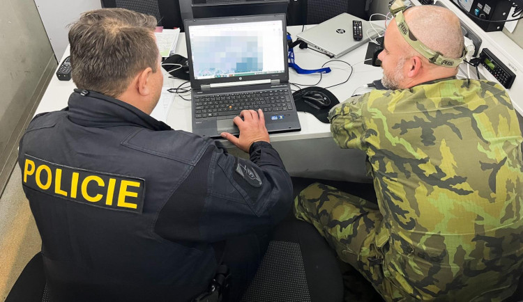 Copak je to za vojáka: cvičení policie a armády se konalo za běžného provozu v ulicích Hradce Králové.