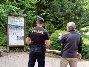 Na policejní hlídky narazí turisté i v Prachovských skalách. Zaměřují se na neukázněné návštěvníky