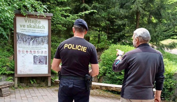 Na policejní hlídky narazí turisté i v Prachovských skalách. Zaměřují se na neukázněné návštěvníky
