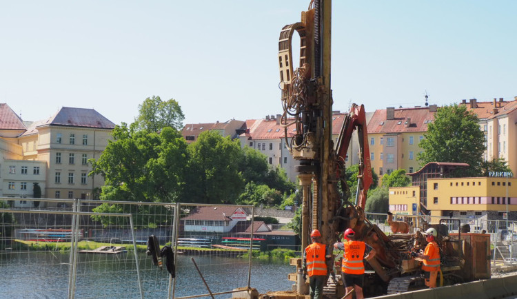 FOTO: V Táboře pokračuje oprava hráze, v plánu je další noční omezení