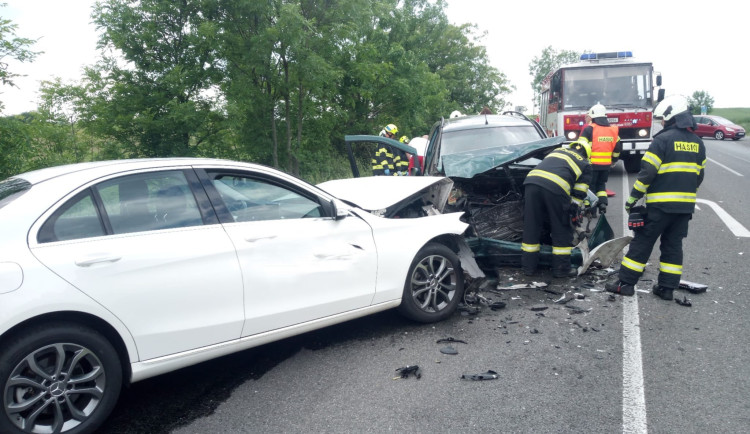 Vážná nehoda u Rozběřic zablokovala silnici mezi Hradcem a Hořicemi