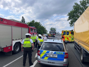Vážná nehoda u Rozběřic zablokovala silnici mezi Hradcem a Hořicemi