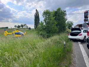 Vážná nehoda u Rozběřic zablokovala silnici mezi Hradcem a Hořicemi