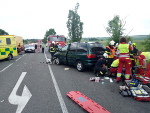 Vážná nehoda u Rozběřic zablokovala silnici mezi Hradcem a Hořicemi