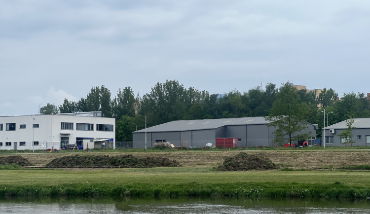 Provoz nového areálu u Vltavy získal jediný uchazeč. Podílet se na něm bude i krajský zastupitel