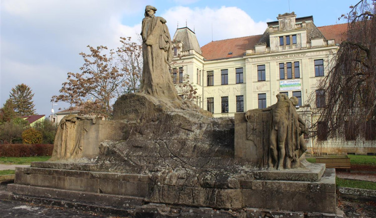Hořice nechají zrestaurovat přes sto let starý Husův pomník. Vše pod dohledem památkářů