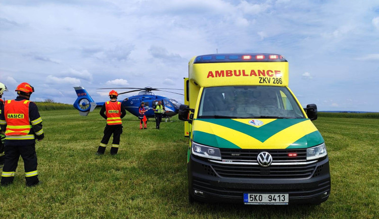 Muž se zranil při práci. Letět pro něj musel vrtulník z Prahy