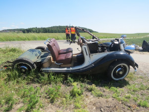 Na Hradecku havaroval veterán Praga Piccolo. Škoda je přes milion korun