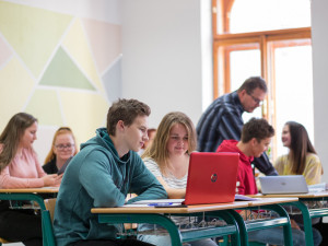 Královéhradecký kraj zvýší kapacity tříd na středních školách. V jedné třídě bude 33 žáků