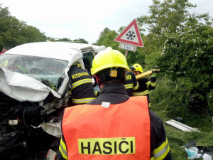 Při dopravní nehodě u Všestar na Hradecku zemřel člověk