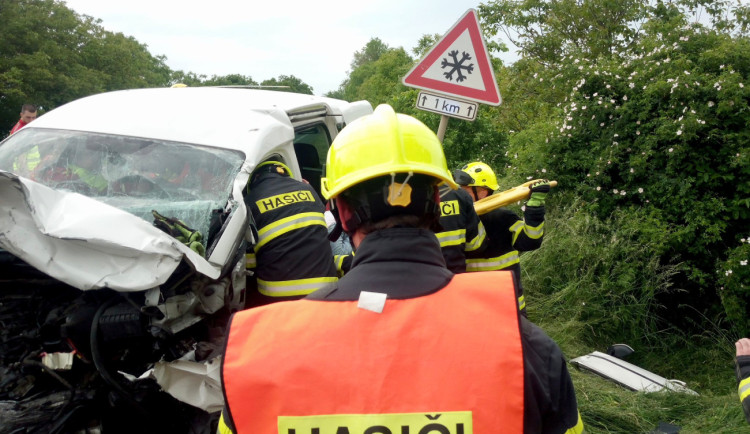 Při dopravní nehodě u Všestar na Hradecku zemřel člověk