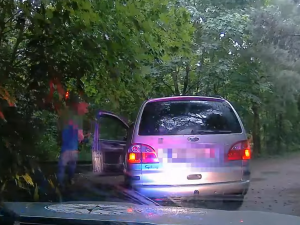 VIDEO: Cizinec se pokusil ujet policejní hlídce. Za volantem neměl co dělat, má zákaz