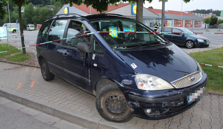 Řidič pod vlivem srazil a vážně zranil chodkyni. Vzhledem k věku mu hrozí poloviční trest.