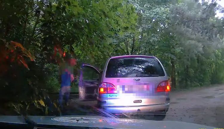 Cizinec se pokusil ujet policejní hlídce. Za volantem neměl co dělat, má zákaz.