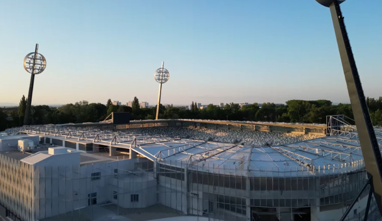 VIDEO: Podívejte se, jak vypadá fotbalový stadion v Hradci Králové z ptačí perspektivy