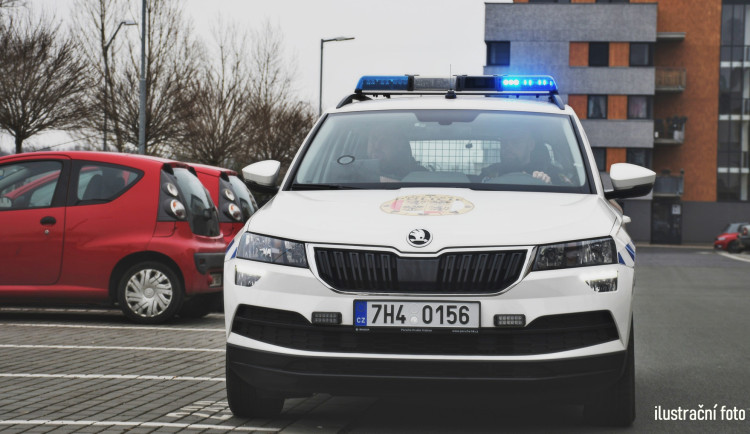 Festivaloví fanoušci ucpali silnice u hradeckého letiště, situace se může opakovat