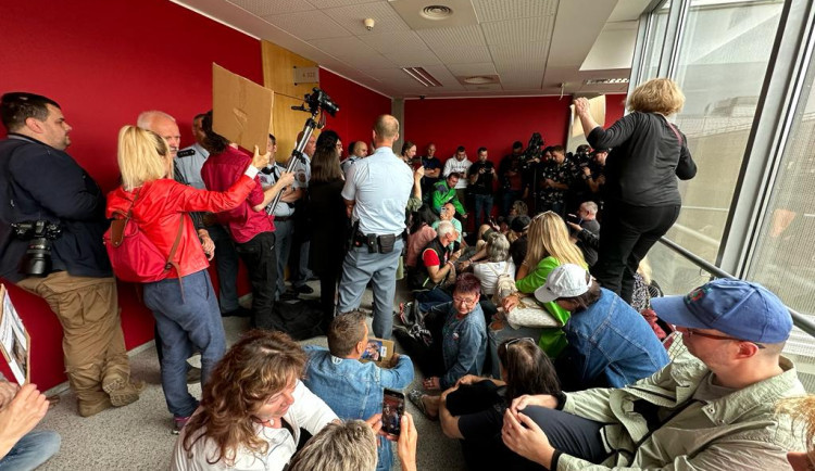 GLOSA: Mají novináři informovat o tom, co se děje u soudů s dezinformátory?