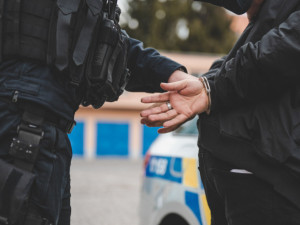 Policie dopadla muže, který v Hradci Králové vykradl směnárnu s granátem v ruce