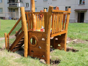 Dvůr Králové rozšiřuje svou síť dětských hřišť. Další se staví v Macharově ulici