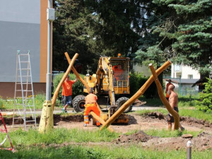 Dvůr Králové rozšiřuje svou síť dětských hřišť. Další se staví v Macharově ulici