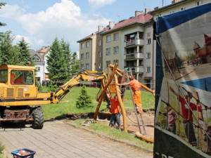 Dvůr Králové rozšiřuje svou síť dětských hřišť. Další se staví v Macharově ulici