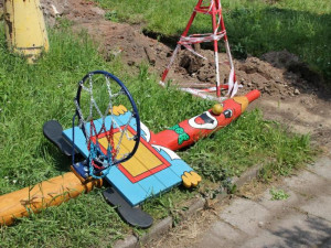 Dvůr Králové rozšiřuje svou síť dětských hřišť. Další se staví v Macharově ulici