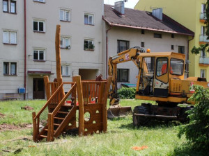 Dvůr Králové rozšiřuje svou síť dětských hřišť. Další se staví v Macharově ulici