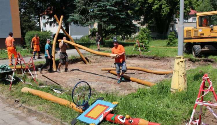 Dvůr Králové rozšiřuje svou síť dětských hřišť. Další se staví v Macharově ulici