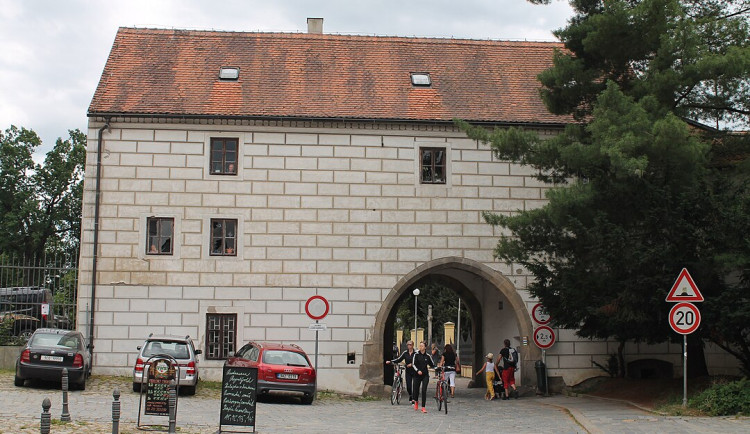 Firma opraví fasádu na Novohradské bráně v centru Třeboně