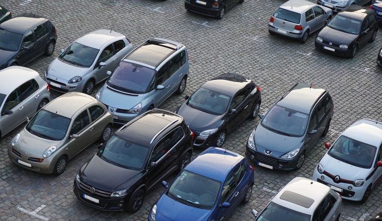 V Jičíně mohou řidiči platit parkování aplikací. Podobnou službu zatím nabízí jen málo měst