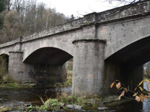 Památkově chráněný most v Poniklé se zřejmě ani příští rok opravovat nebude