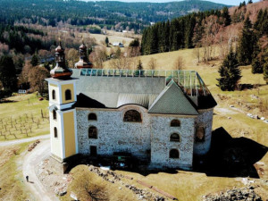 V Neratově na Rychnovsku skončila oprava prosklené střechy kostela za 20 milionů