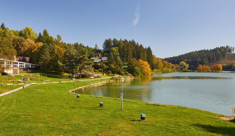 Koupaliště Dolce u Trutnova kvůli špatné vodě předčasně ukončilo sezonu