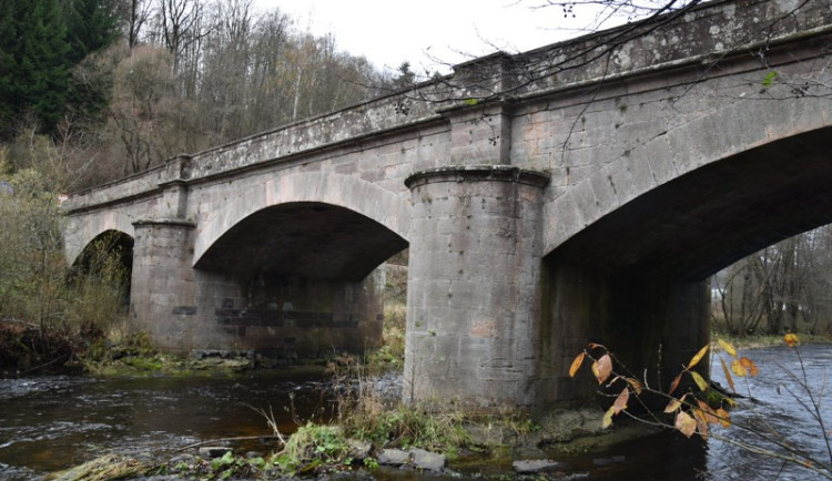Památkově chráněný most v Poniklé se zřejmě ani příští rok opravovat nebude