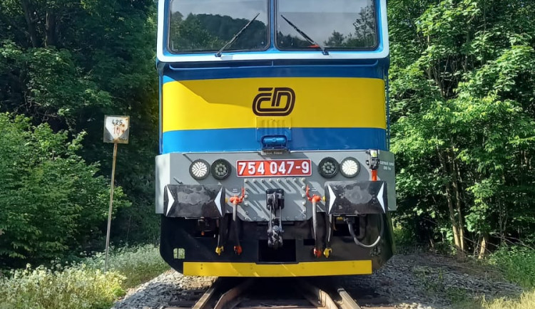 Nález mrtvého člověka v kolejišti v Lázních Bělohrad přerušil provoz na trati