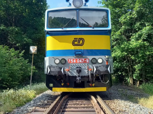 Nález mrtvého člověka v kolejišti v Lázních Bělohrad přerušil provoz na trati