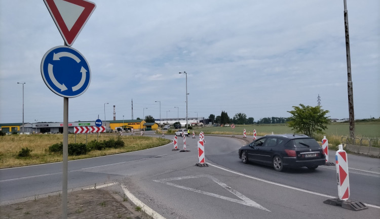 Začala oprava kruhového objezdu u ČKD v Hradci Králové. Řidiči musejí objížďkami