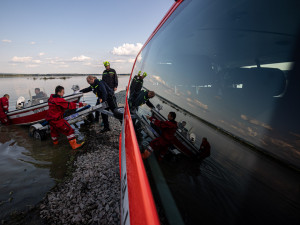 FOTO: Na Rozkoši se utopil rybář. I přes snahu záchranářů nakonec nepřežil