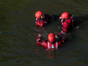 FOTO: Na Rozkoši se utopil rybář. I přes snahu záchranářů nakonec nepřežil