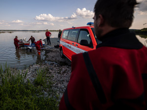 FOTO: Na Rozkoši se utopil rybář. I přes snahu záchranářů nakonec nepřežil