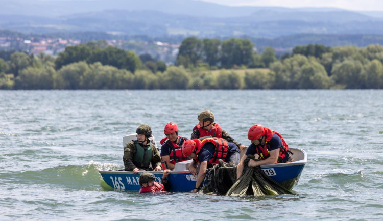 Na Rozkoši v tuhle chvíli trénují záchranáři, zachraňují osoby z vodní hladiny