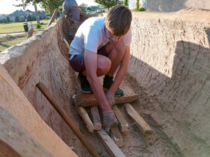 technika vyštěpování desky pomocí dřevěných klínů