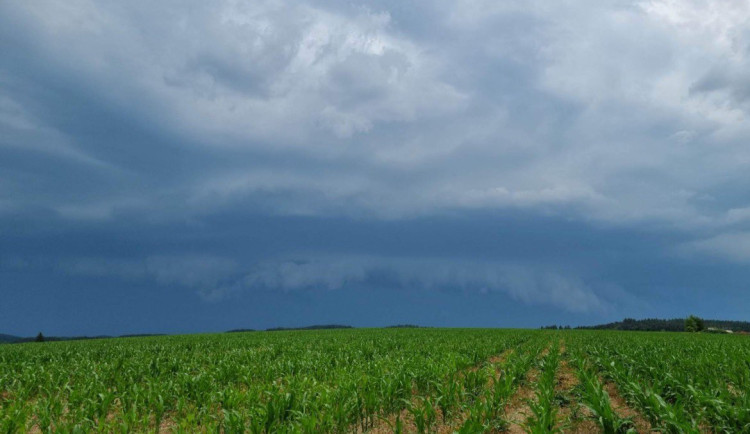 Do Česka dorazily bouřky. Na Šumavě se nejspíš objevila supercela
